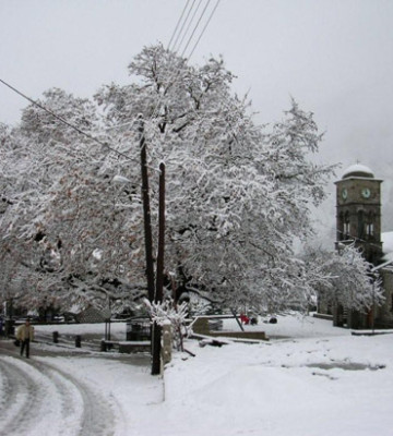  Η πλατεία του χωριού χιονισμένη