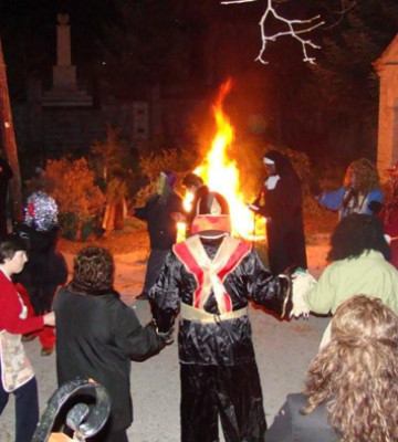 Ο χορός γύρω από τη φωτιά το βράδυ της απόκριας