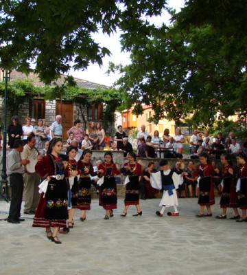 Παιδιά του χωριού χορεύουν στο πανηγύρι ντυμένα με τις παραδοσιακές κερασοβίτικες φορεσιές.