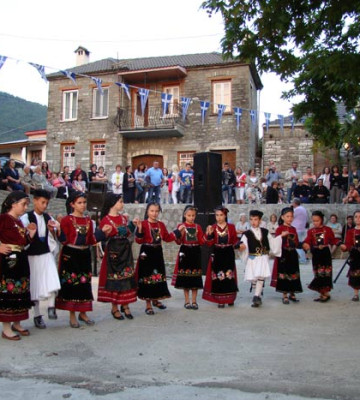 Το παιδικό χορευτικό της Αδελφότητας.