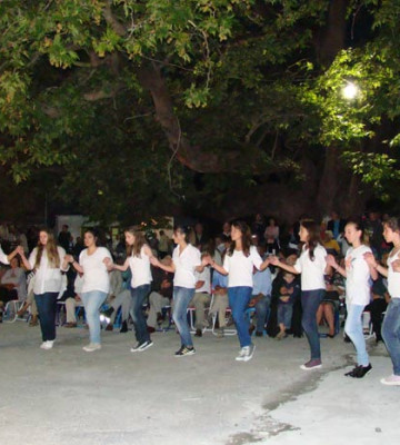 Το εφηβικό χορευτικό της Αδελφότητας.