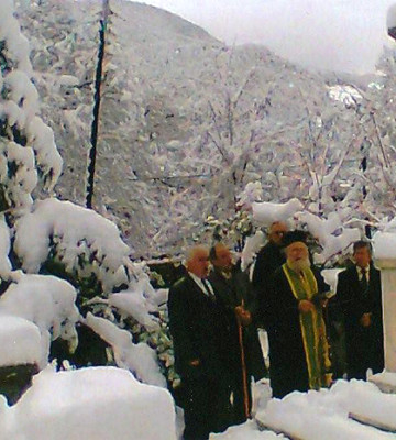 Xιόνια στην πλατεία του χωριού