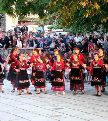 Παιδιά του χωριού χορεύουν με τις παραδοσιακές φορεσιές.