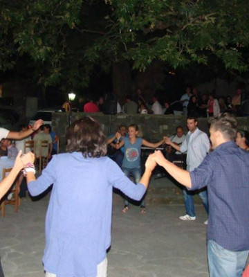 Λαϊκή βραδιά στην πλατεία του Ξενώνα