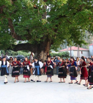 Το χορευτικό του χωριού στις 14 Αυγούστου 2010