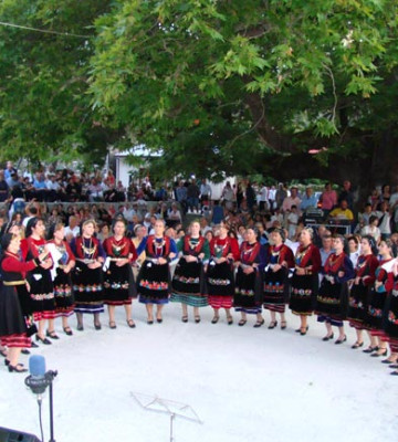 Το χορευτικό του χωριού στο 3ο Φεστιβάλ Χορωδιών στις 7 Αυγούστου 2011.