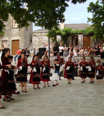 Παιδιά του χωριού χορεύουν στο πανηγύρι ντυμένα με τις παραδοσιακές κερασοβίτικες φορεσιές.