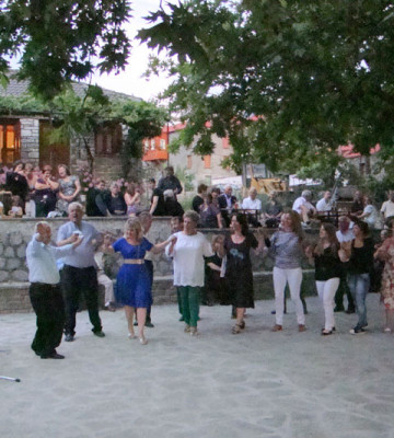 Ο Κώστας Τσιάτσιος 93 ετών χορεύει την ημέρα του πανηγυριού 26 Ιουλίου 2013.