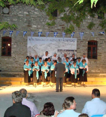 Η χορωδία του Δήμου Κόνιτσας υπό την διεύθυνση του μαέστρου Χρήστου Οικονόμου.