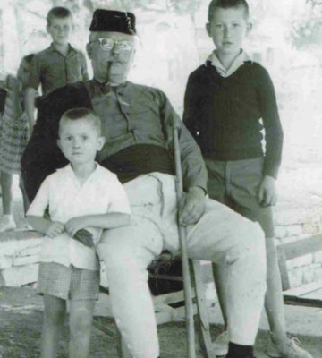  Ο Γιώργος Ζήκας με κάποια εγγόνια του.