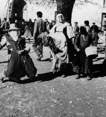 Καρναβάλια στην πλατεια του χωριού τη δεκαετία του '60.
