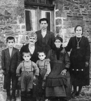 Οικογένεια Παπαγιάννη που ξεκληρίστηκε από βομβαρδισμό στον εμφύλιο.