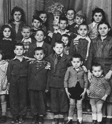 Παιδιά του χωριού πολιτικοί πρόσφυγες στη Ρουμανία.
