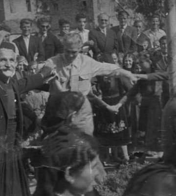 Ο Γούλα Φώτης χορεύει κατά την επίσκεψη της βασίλισσας Φρειδερίκης στο χωριό 1953.