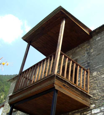 Παραδοσιακό ξύλινο μπαλκόνι (Γ. Ζήκας).